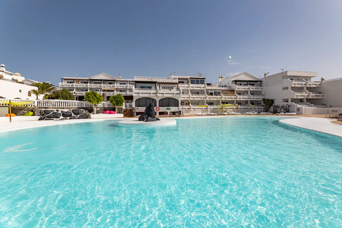 Piscina exterior del apartamento en Costa Teguise abierta todo el año